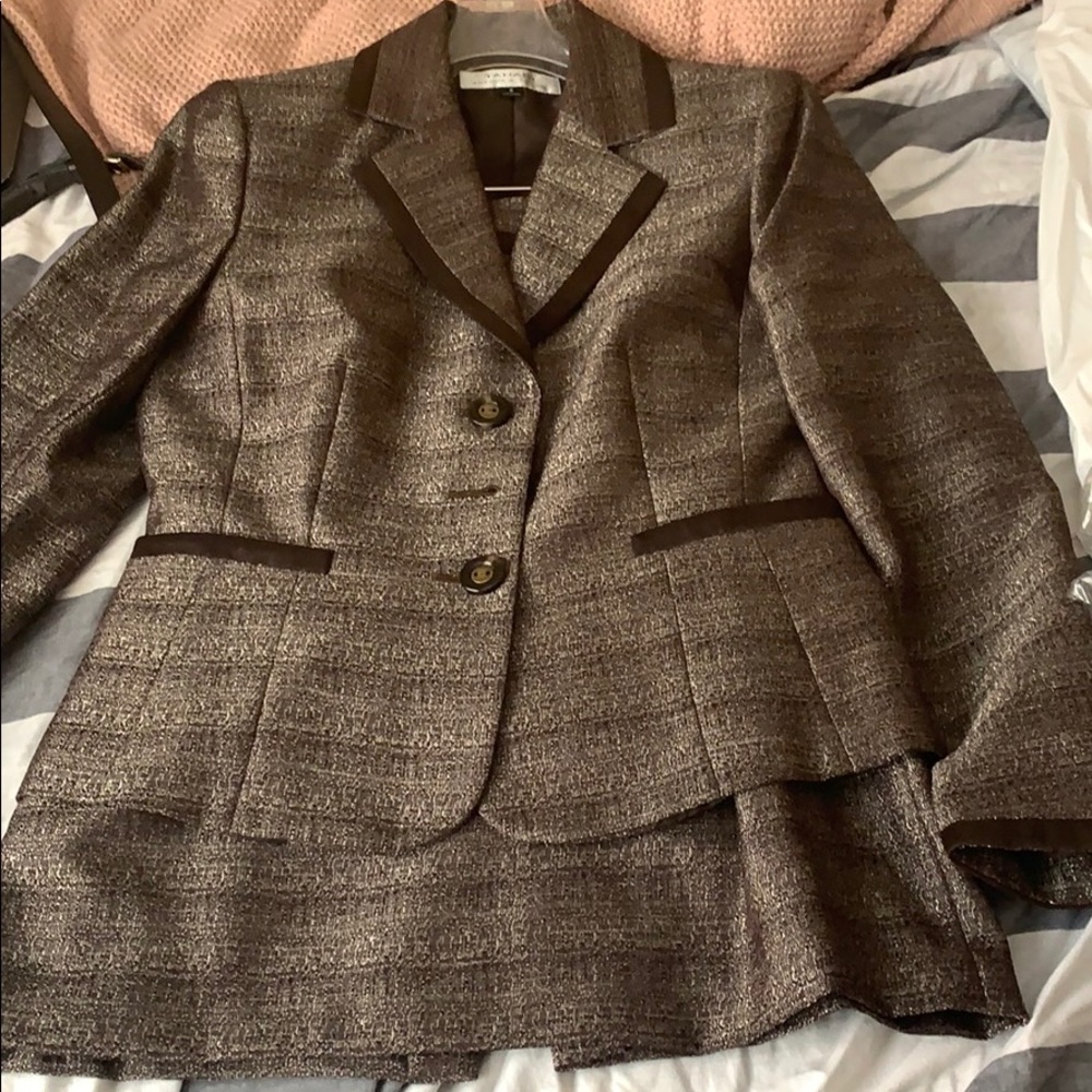 TAHARI 2 piece skirt suit